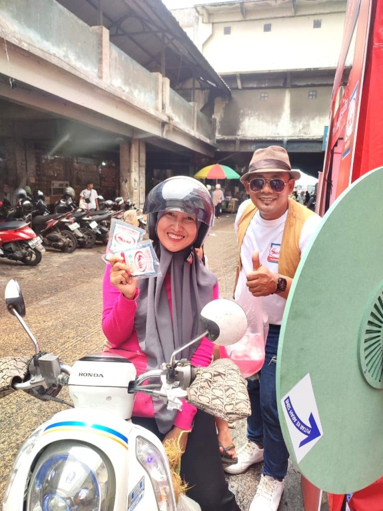 Push selling Sasa MSG oleh tim promotor di pasar tradisional