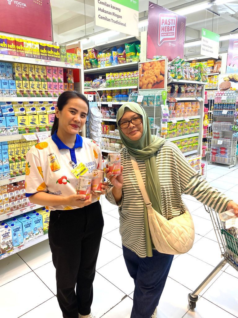 Brand activation RTD Sinde dengan SPG sampling Golden Sparkling di supermarket
