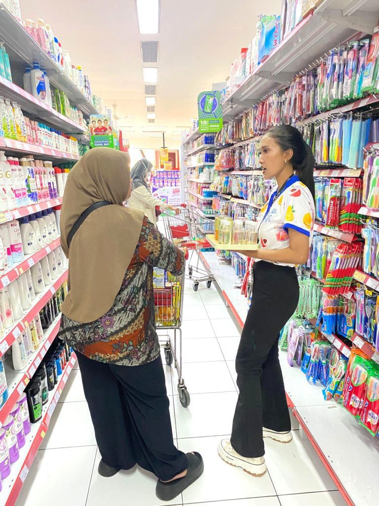 SPG Sinde menawarkan sample Lasegar Twist kepada konsumen di toko modern trade