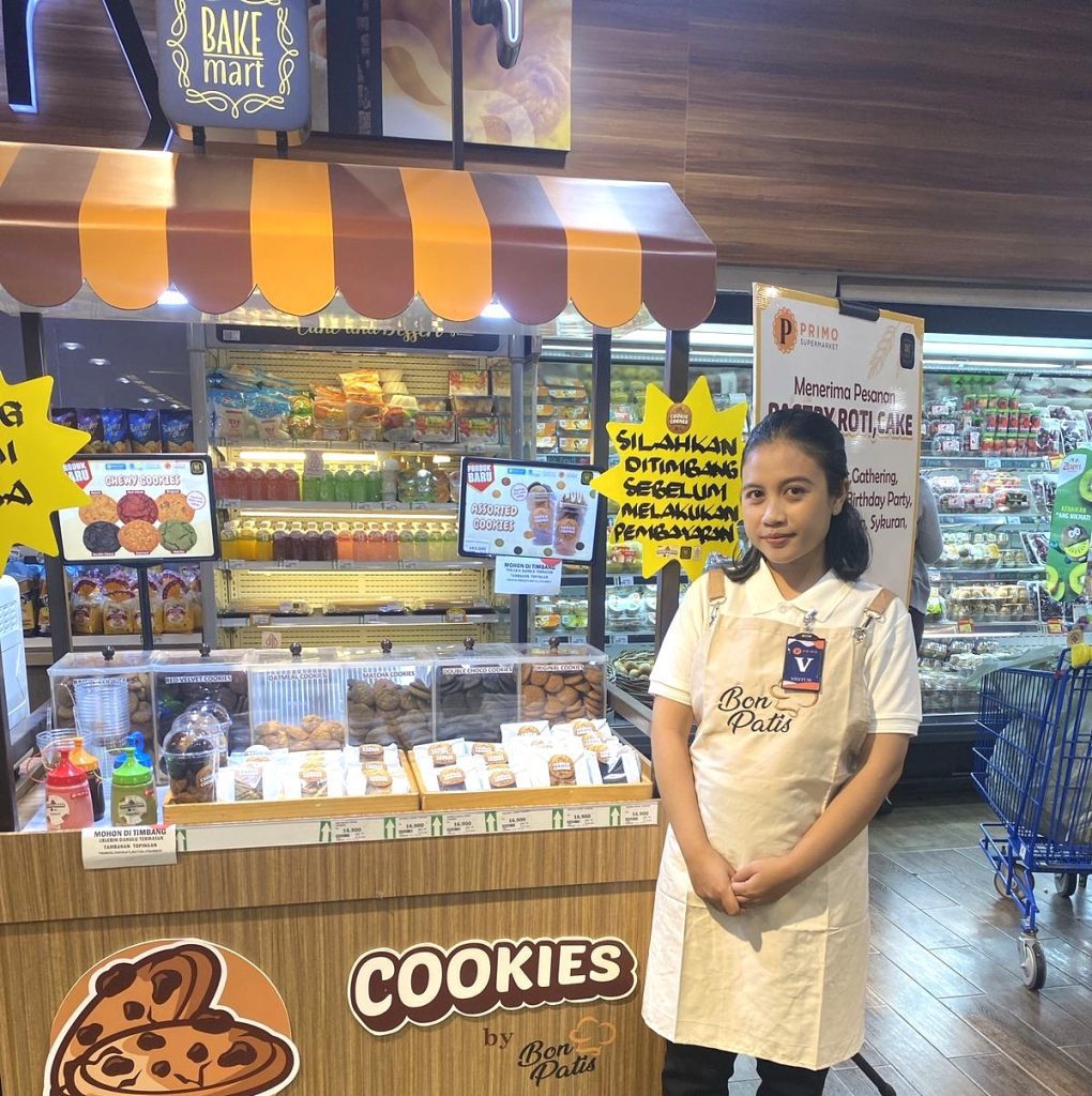 SPG Bonpatis membantu proses sampling produk di bakery store Hypermart