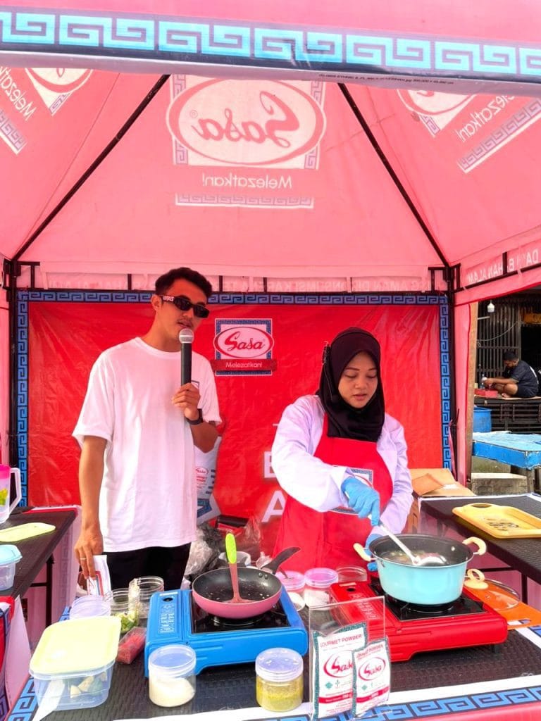 Demo masak menggunakan Sasa MSG saat aktivasi pasar