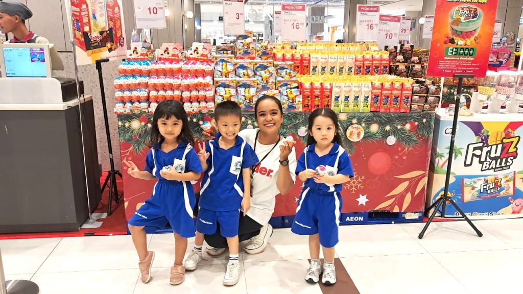 SPG dari brand activation agency Pradipta melakukan in-store activation Kinder Joy di mall Jakarta