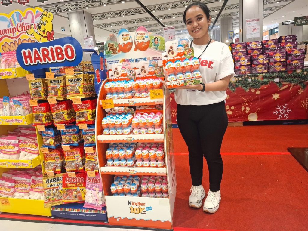 SPG Kinder Joy mengajak pengunjung mencoba produk dan berinteraksi di area activation mall