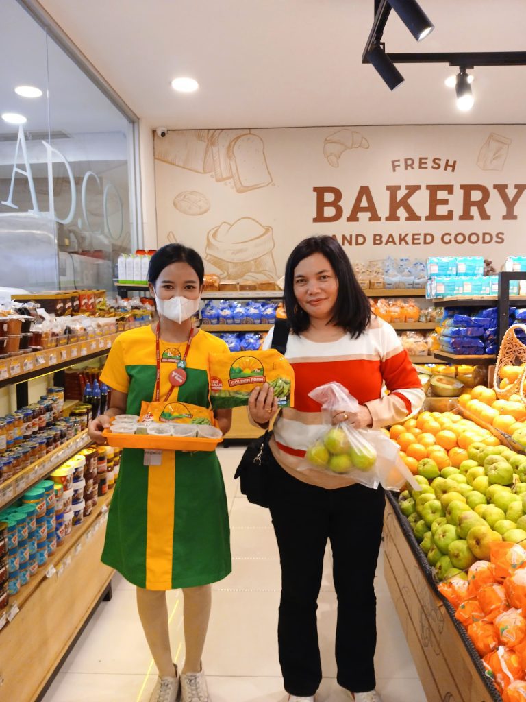 SPG frozen food melakukan sampling dan edukasi produk