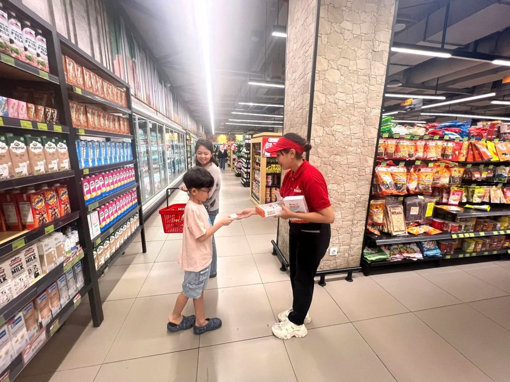 Sampling selling Kinder Creamy untuk anak dan orang tua di toko