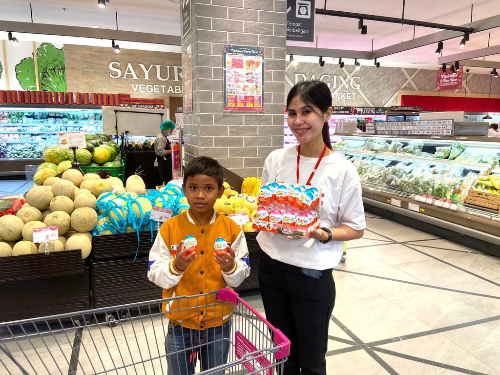 Aktivasi interaktif Kinder Joy dengan hadiah dan area bermain anak di pusat perbelanjaan