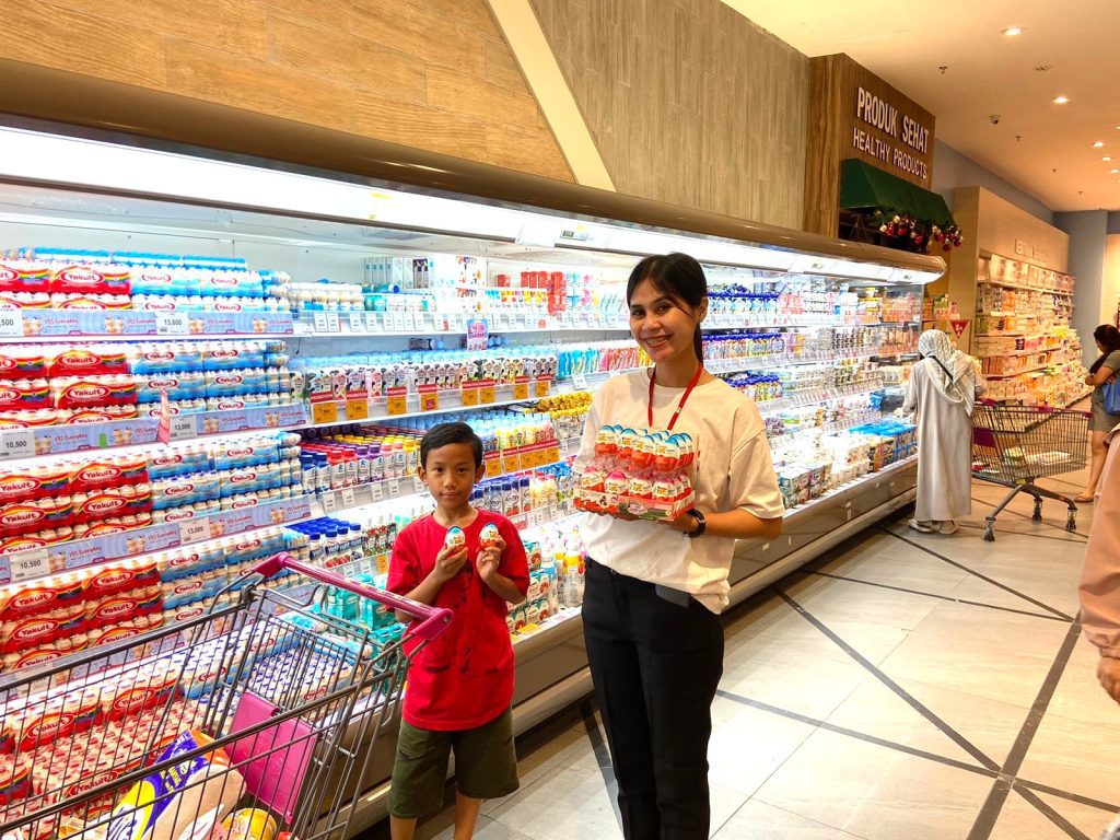 SPG Pradipta berinteraksi langsung dengan pengunjung mall untuk memperkenalkan Kinder Joy