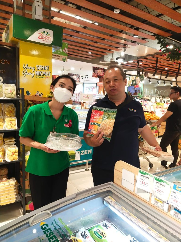 SPG frozen food menawarkan produk Sukanda Djaya di Modern Trade