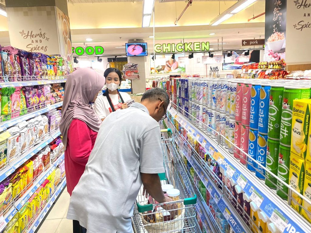 Eksekusi program Lucky Dip Energizer di Bandung oleh SPG Pradipta.