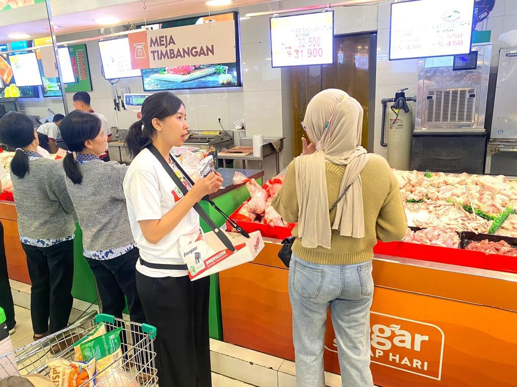 SPG push selling Energizer dengan strategi upselling di supermarket