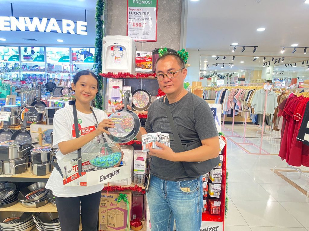 SPG in-store activation Energizer di toko Yogya Bandung