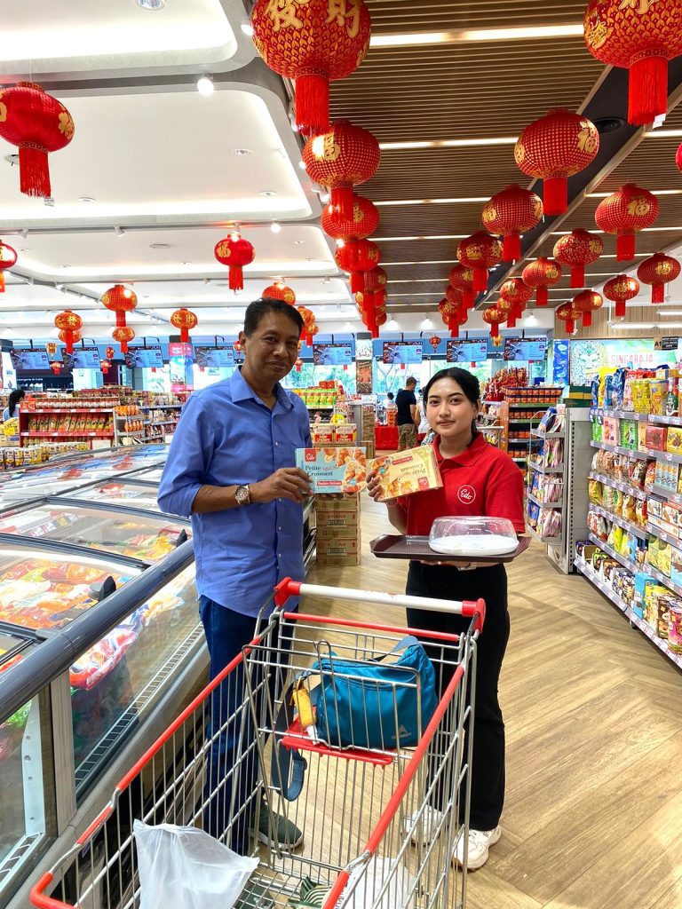 Aktivitas sampling selling frozen food di supermarket Indonesia