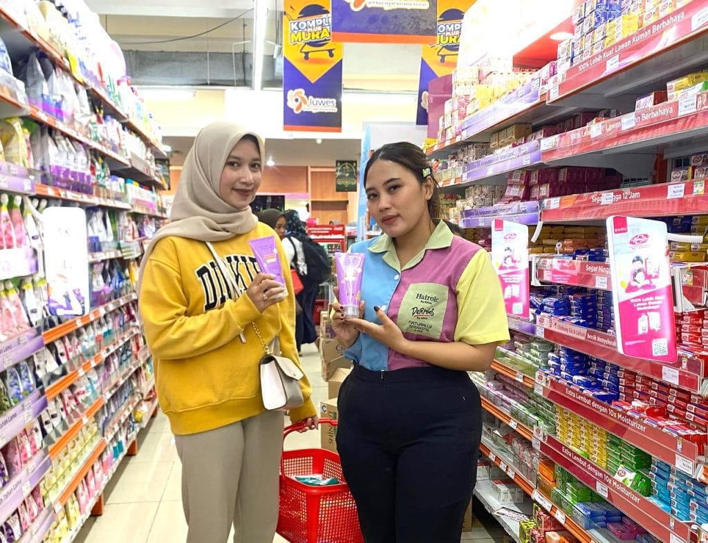 SPG ERHA Dermies memberikan edukasi skincare kepada customer di toko modern trade