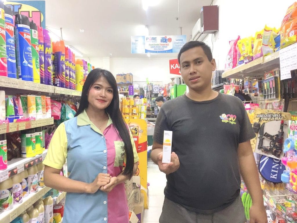 Aktivasi push selling skincare ERHA di rak produk kecantikan toko