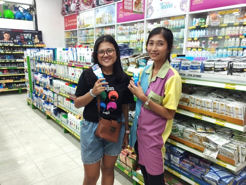 SPG ERHA Dermies membantu customer memilih produk skincare sesuai kebutuhan