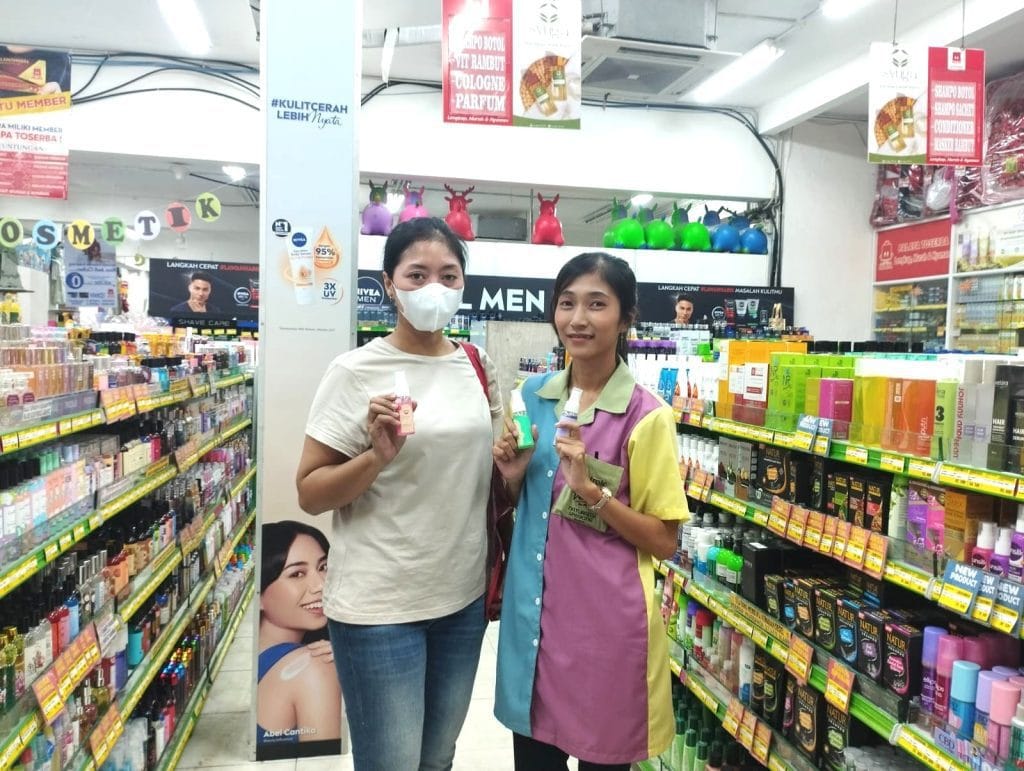 SPG skincare ERHA melakukan push selling produk Dermies kepada pengunjung toko