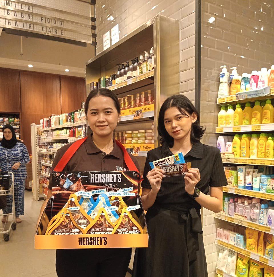 SPG Hershey melakukan push selling produk cokelat di toko modern trade saat Ramadhan