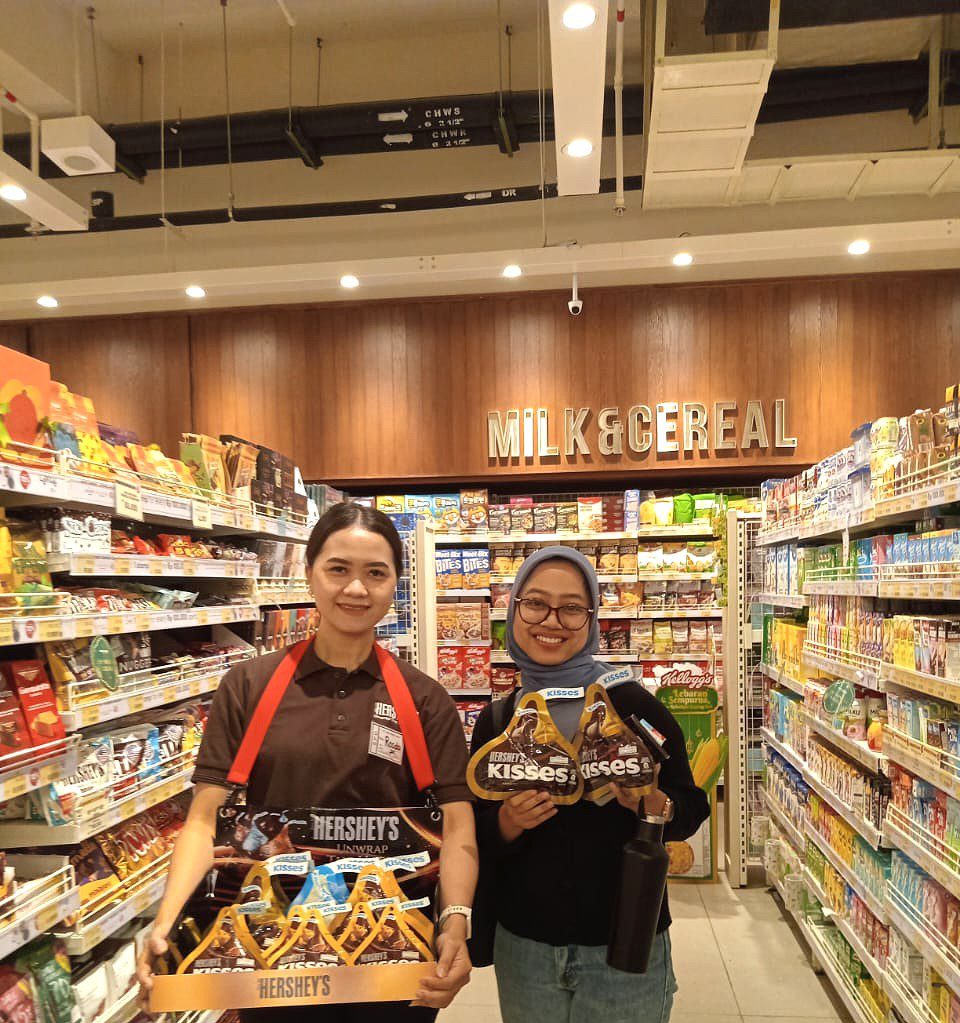 Brand activation Hershey dengan SPG di area display supermarket