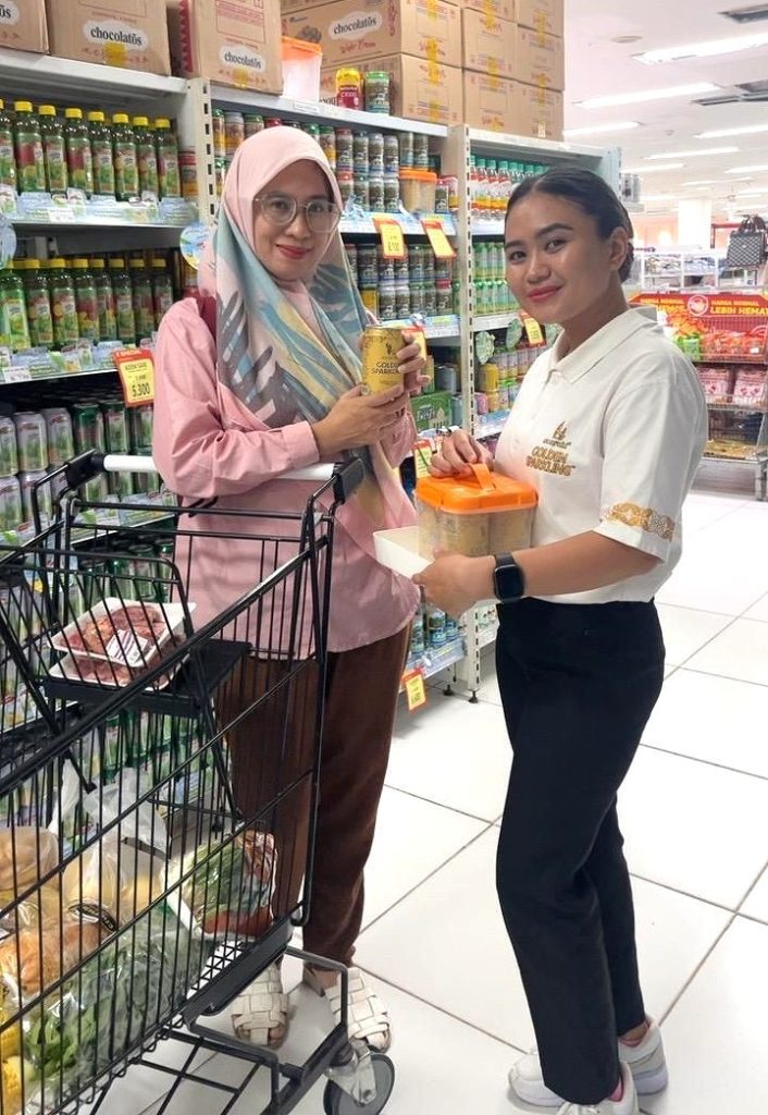 Sampling selling Golden Sparkling oleh SPG Sinde di toko retail