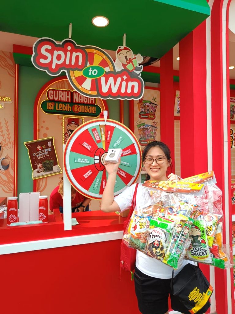 SPG push selling produk Taokaenoi Wagyu di event Lebaran Fair