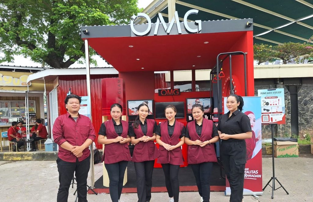 Tim SPG OMG Beauty melakukan push selling di area transit pemudik