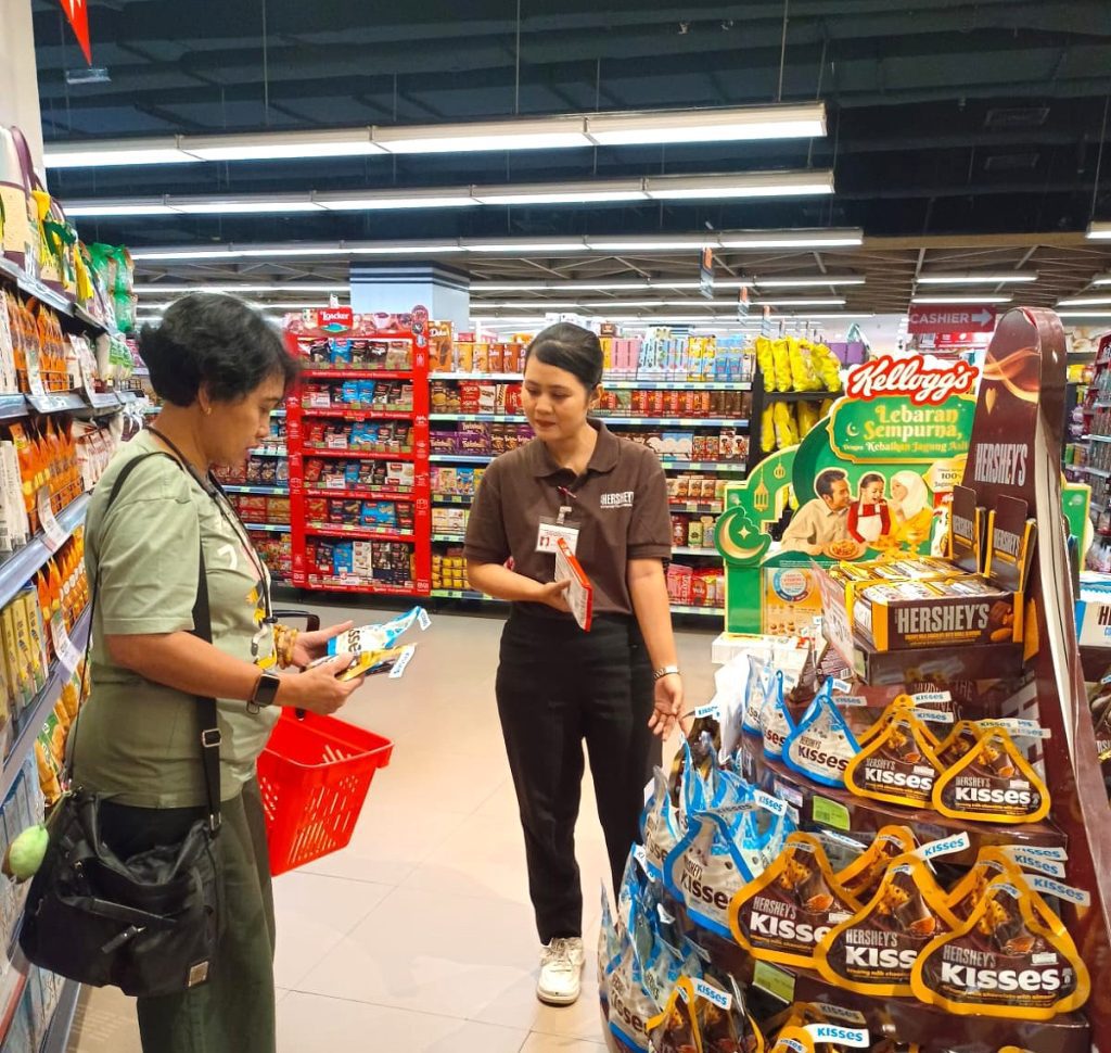 Tim SPG Hershey menjalankan edukasi produk kepada customer di toko