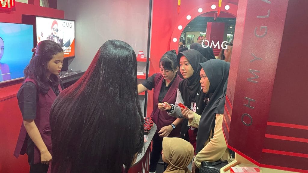 SPG OMG Beauty menawarkan produk kosmetik kepada pemudik di rest area