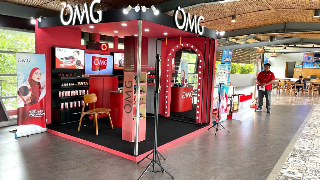 Booth OMG Beauty di area mudik Lebaran dengan branding menarik