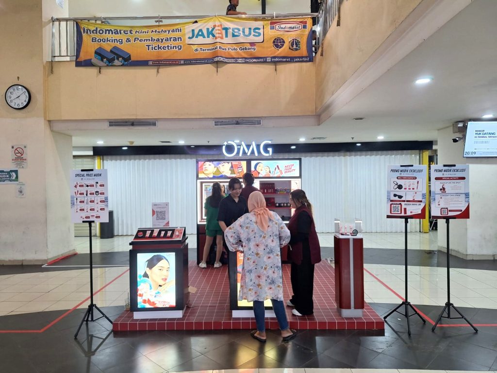 Aktivasi brand kosmetik OMG Beauty dengan booth interaktif di rest area