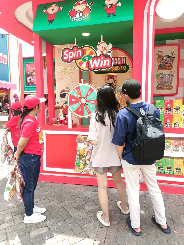 Push selling snack Taokaenoi oleh SPG di event Ramadan dan Lebaran