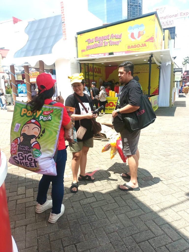 Tim SPG brand activation Taokaenoi meningkatkan penjualan produk baru