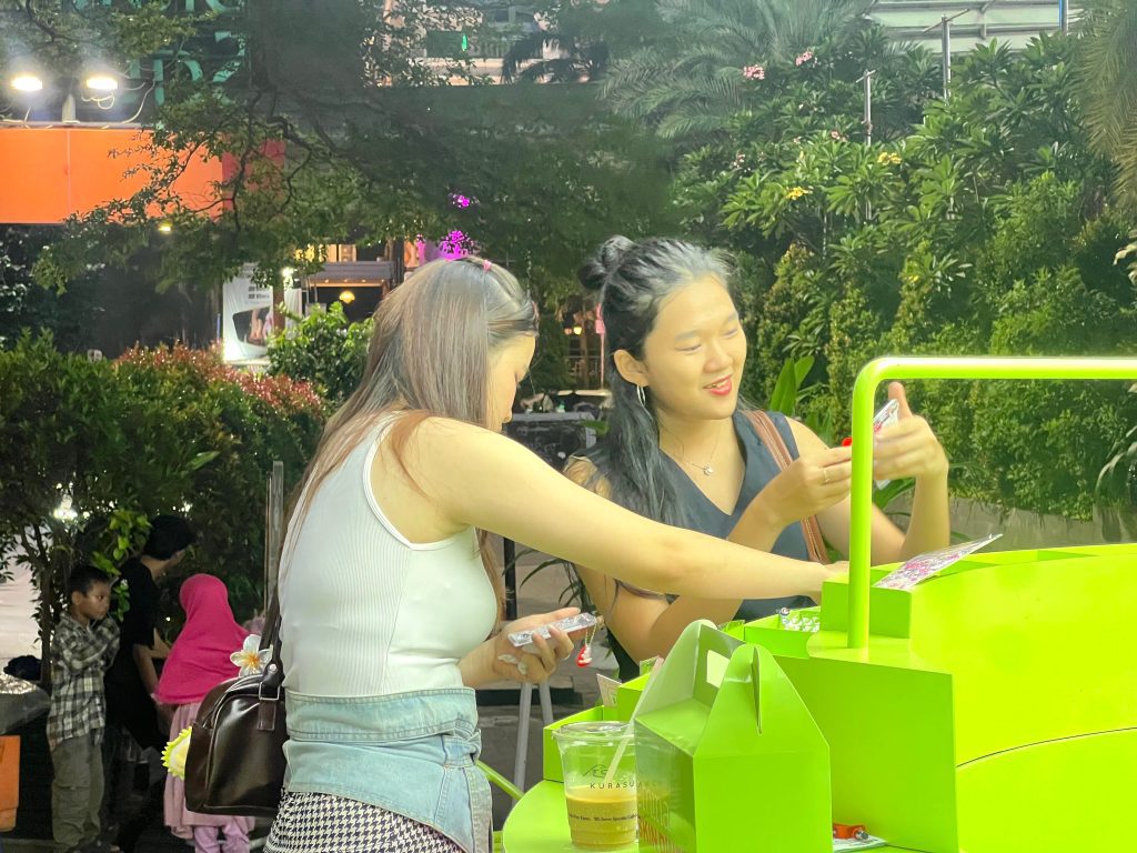 DIY charm activity di booth Emina Skin Diner bersama brand activation agency Pradipta