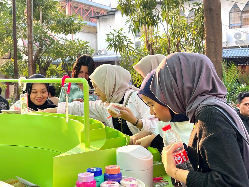 SPG brand activation agency Pradipta mengarahkan pengunjung ke photobooth Emina