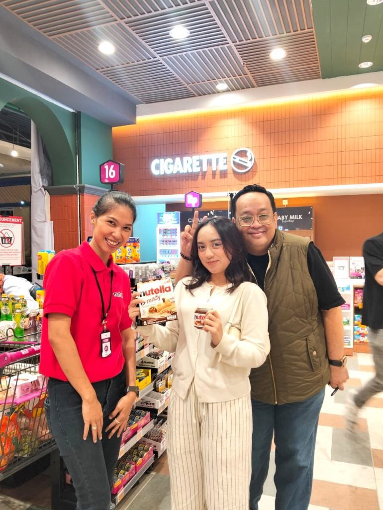 SPG Nutella melakukan push selling produk saat back to school campaign