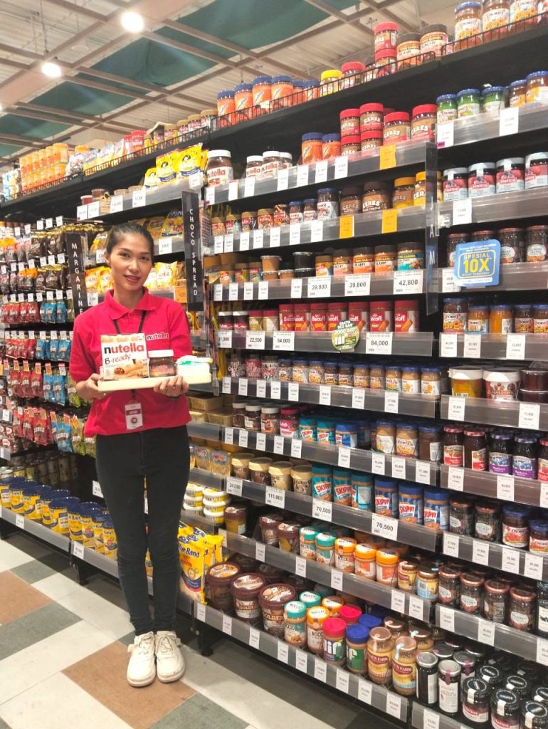 SPG Nutella membagikan sampel produk kepada pengunjung supermarket
