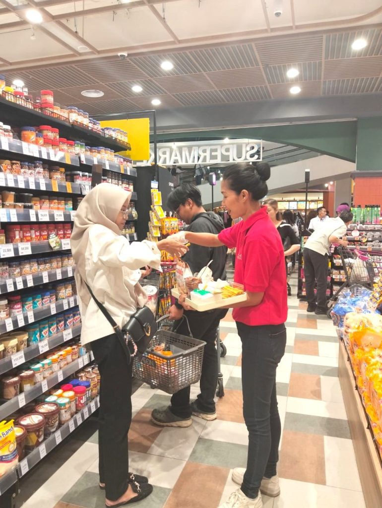 Aktivitas sampling Nutella menggunakan fondue machine di dalam toko