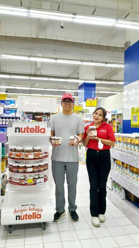 Sampling activation Nutella dengan fondue machine dan SPG profesional