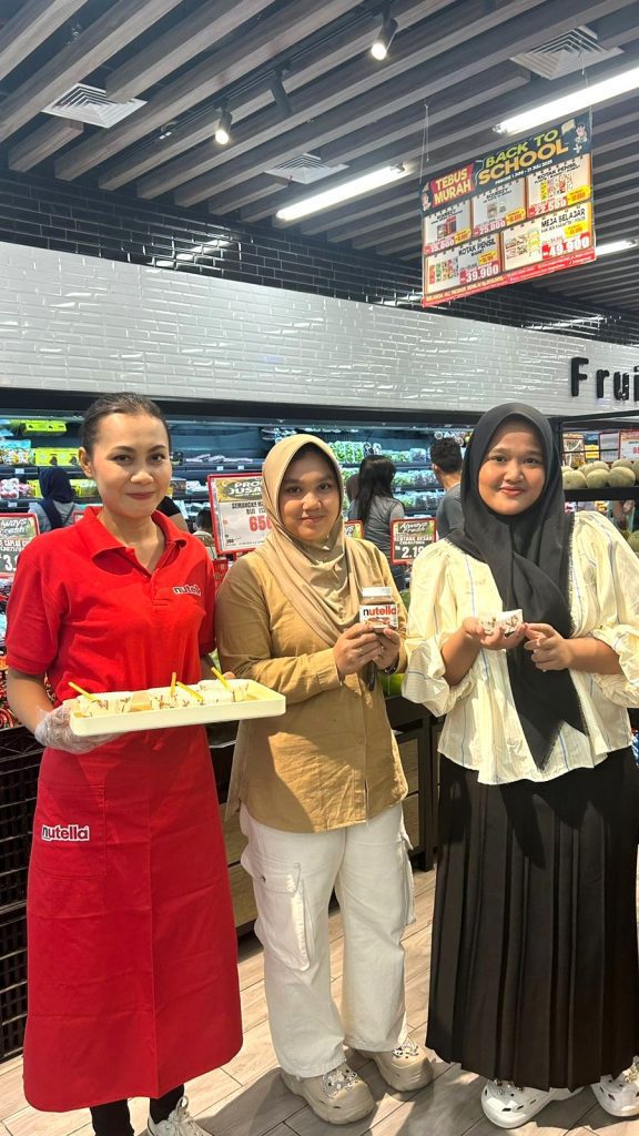 SPG event agency Pradipta mengedukasi customer tentang produk Nutella