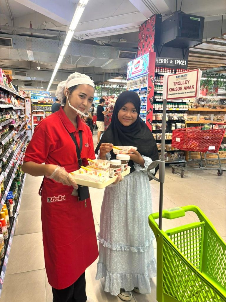 Aktivitas SPG Nutella menggunakan event desk di supermarket