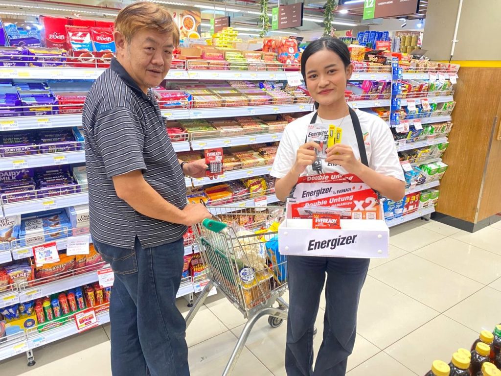 SPG Pradipta menawarkan produk Energizer kepada customer di Yogya dan Griya Bandung