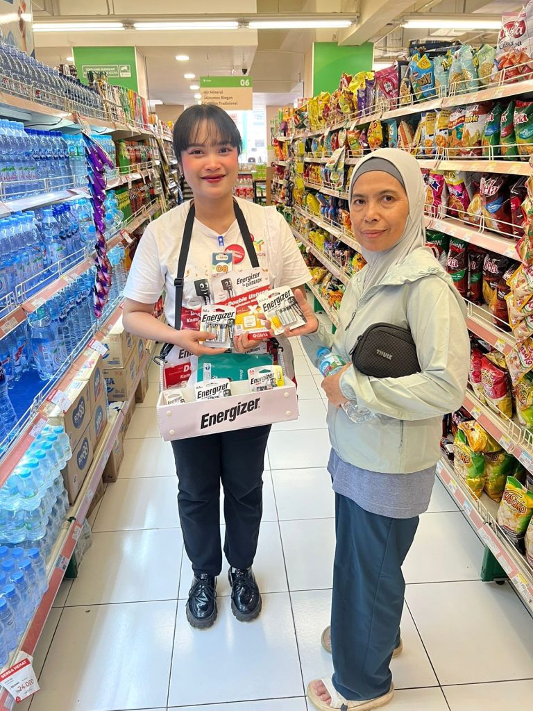In-store activation Energizer di Bandung dengan SPG Pradipta