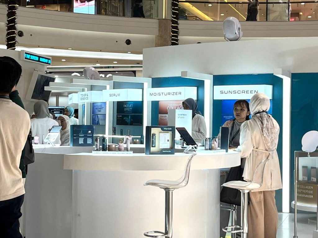 Pengunjung mencoba AI Deep Skin Profiler di booth Wardah Skinverse Clinic