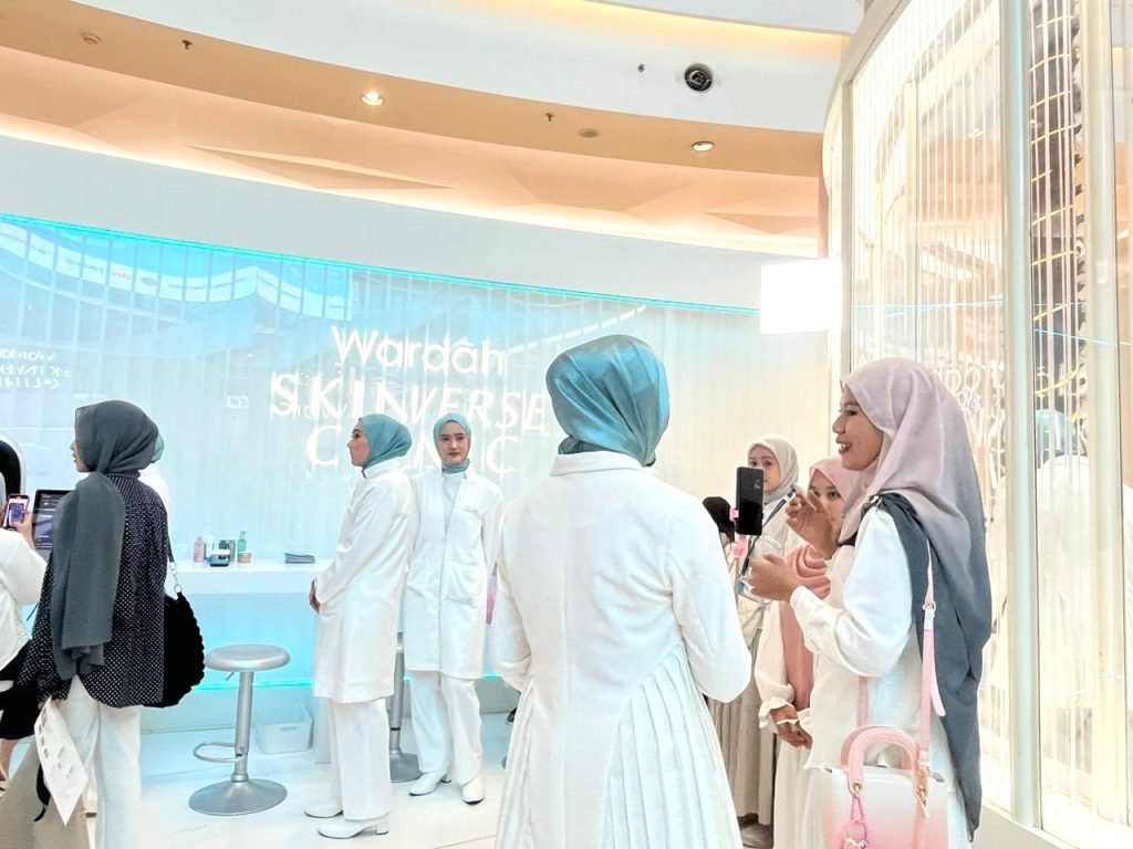 Aktivitas beauty advisor Wardah saat edukasi skincare kepada pengunjung booth
