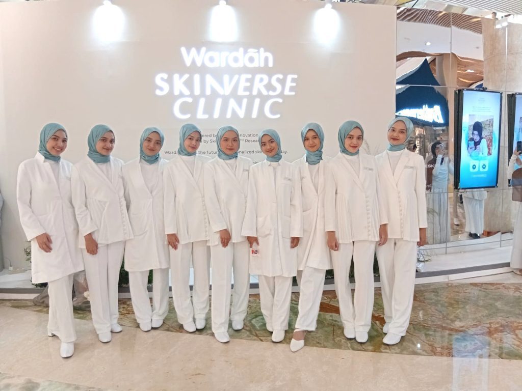Beauty advisor Wardah melakukan push selling produk skincare di booth activation