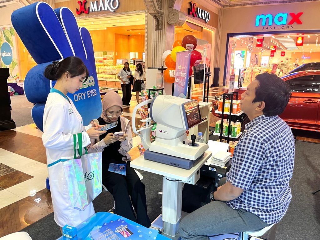 Booth experience Insto Dry Eyes menarik perhatian pengunjung mall