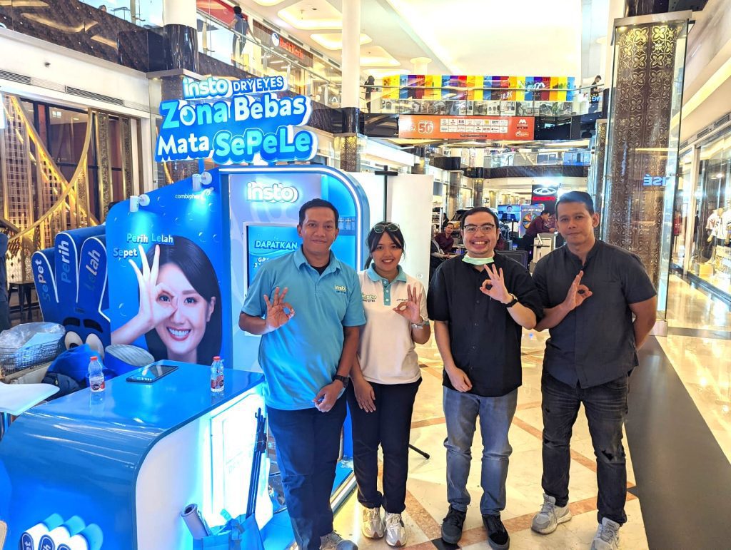 Aktivasi retail Insto Dry Eyes dengan survey digital dan flyering edukatif