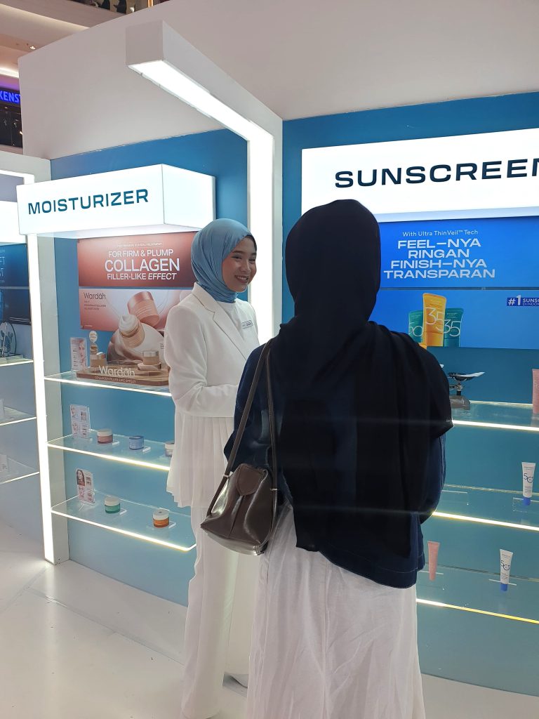 Booth activation Wardah dengan teknologi AI dan beauty advisor