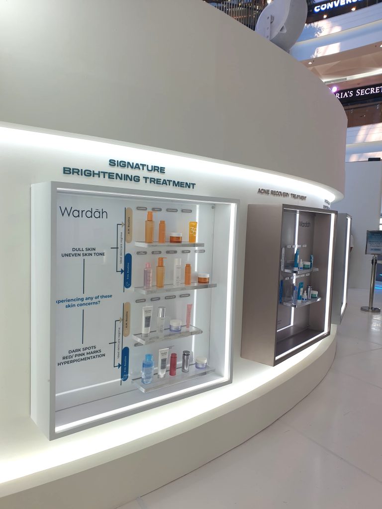 eauty advisor Wardah membantu konsultasi produk skincare dengan pengunjung