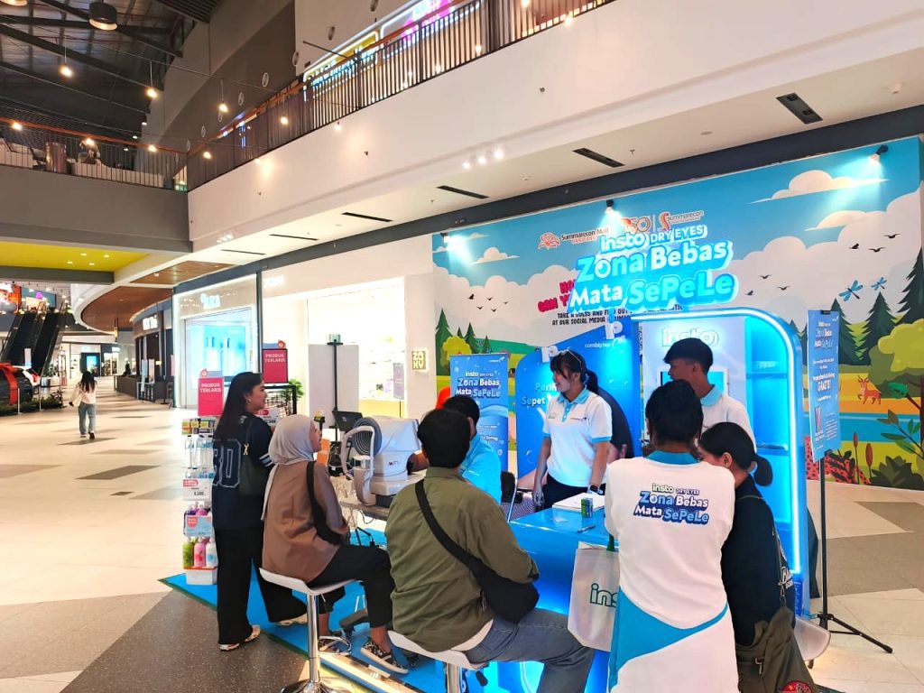 Pengunjung mengikuti dry eyes check pada brand activation Insto di mall