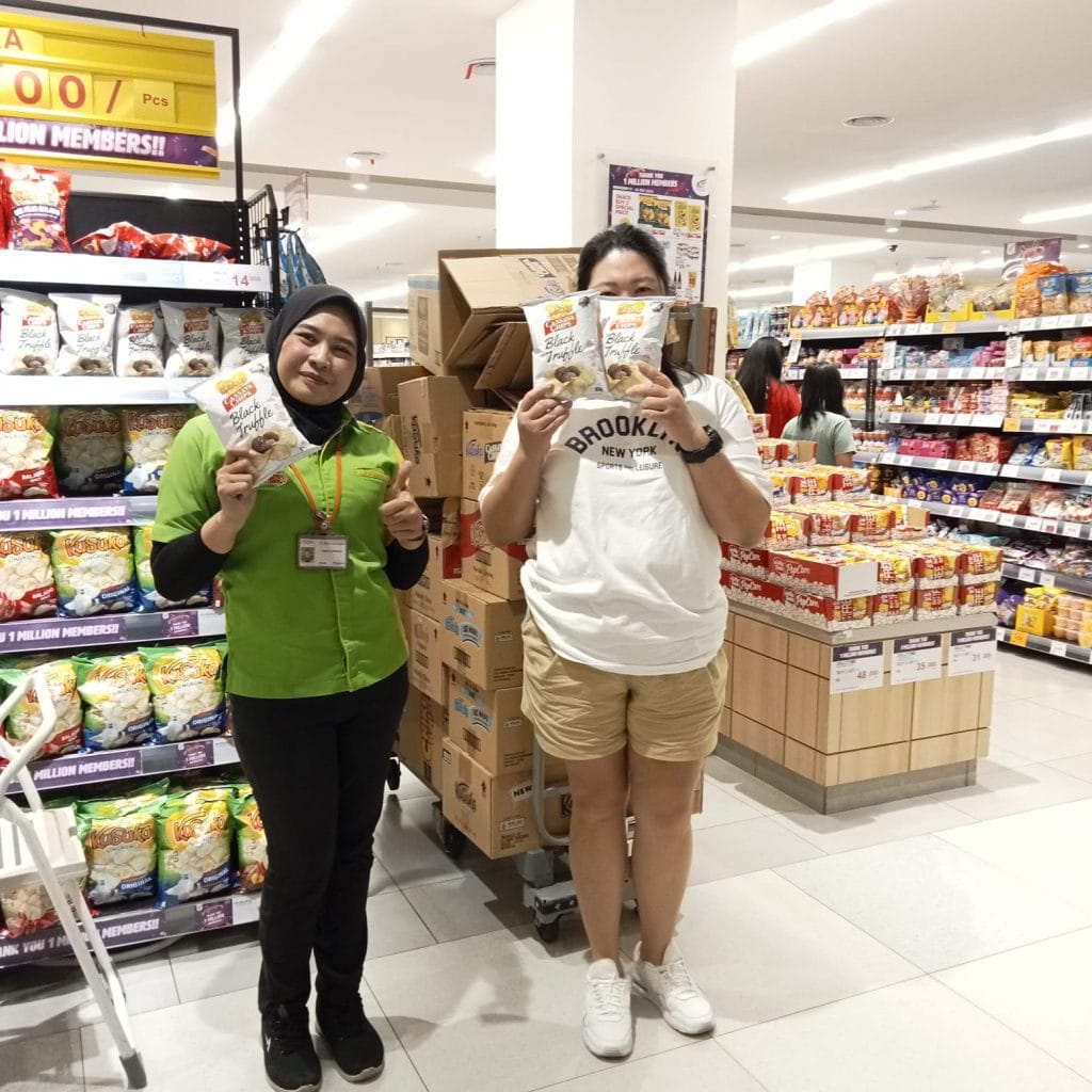 SPG dan sales merchandiser Kusuka membantu visibilitas produk di modern trade